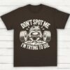 Dont Spot Me Im Trying To Die Frog Lifting Shirt Dark Chocolate S 1